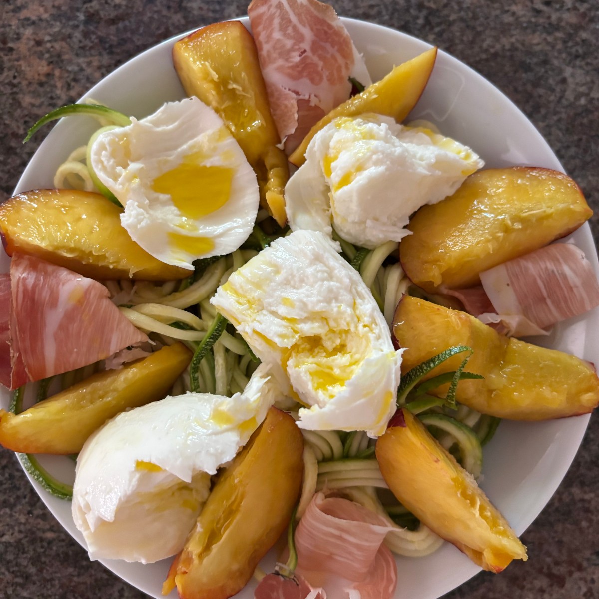 Spaghettis de courgettes, pêche et&nbsp;mozzarella